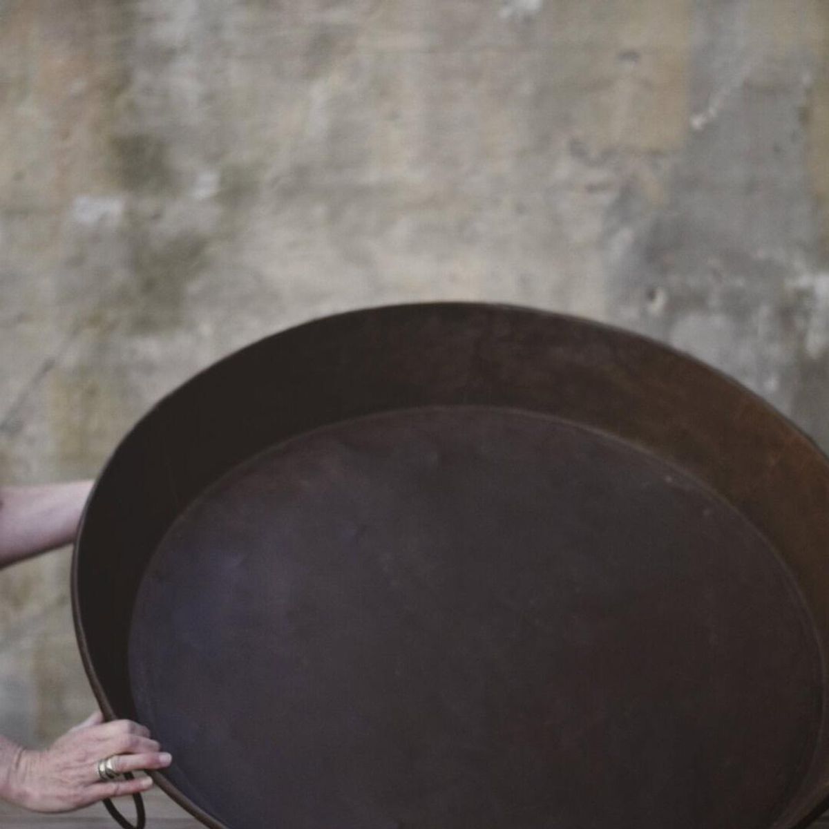 Stort fat i metall m håndtak, varierende str. D85-110cm