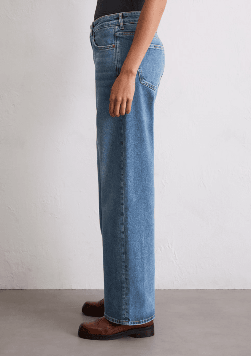 Jeans model Linn wide with CIRCULOSE vintage blue wash/ Marc O'Polo